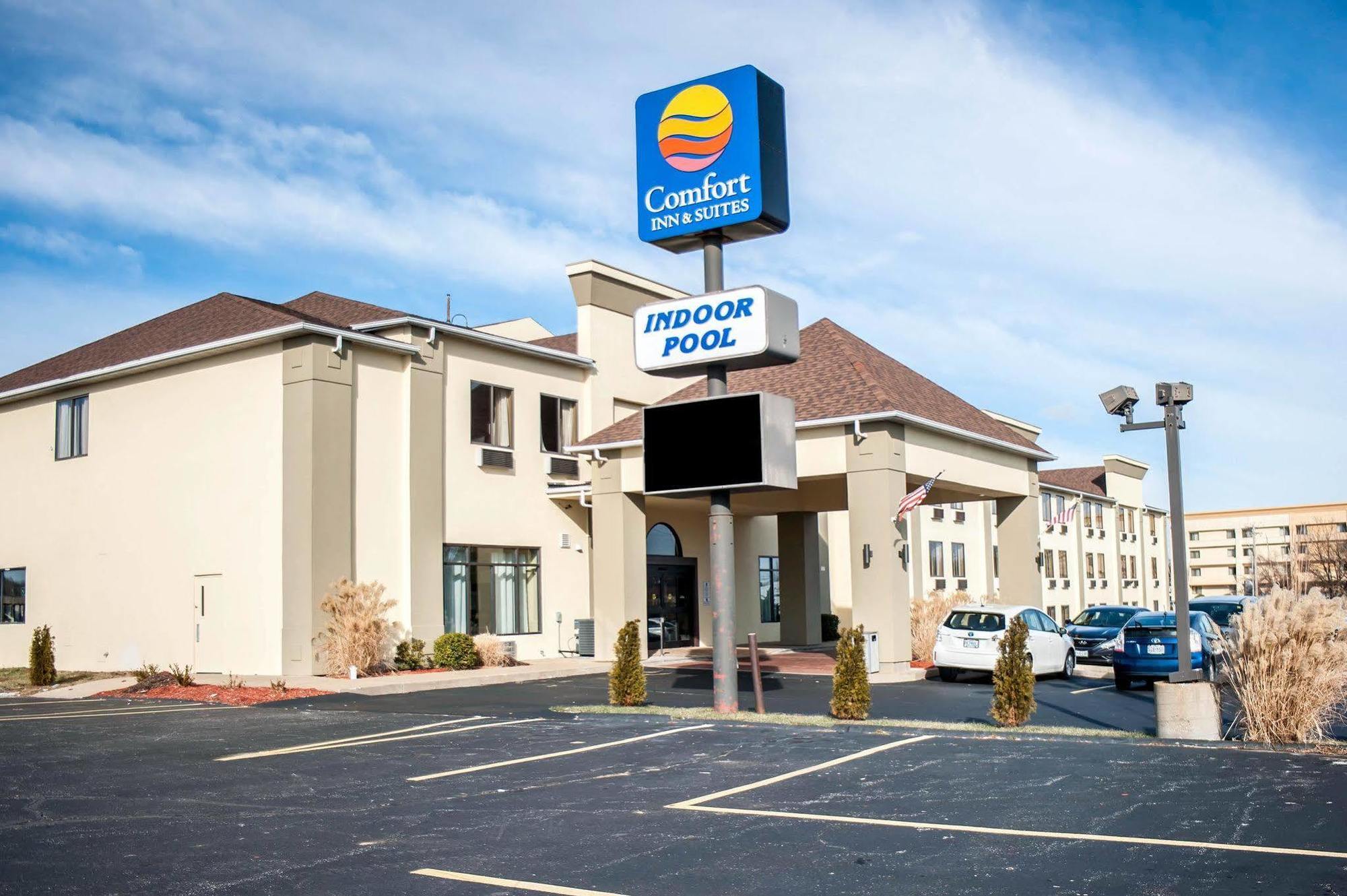 Comfort Inn & Suites St Louis-Hazelwood Exterior photo