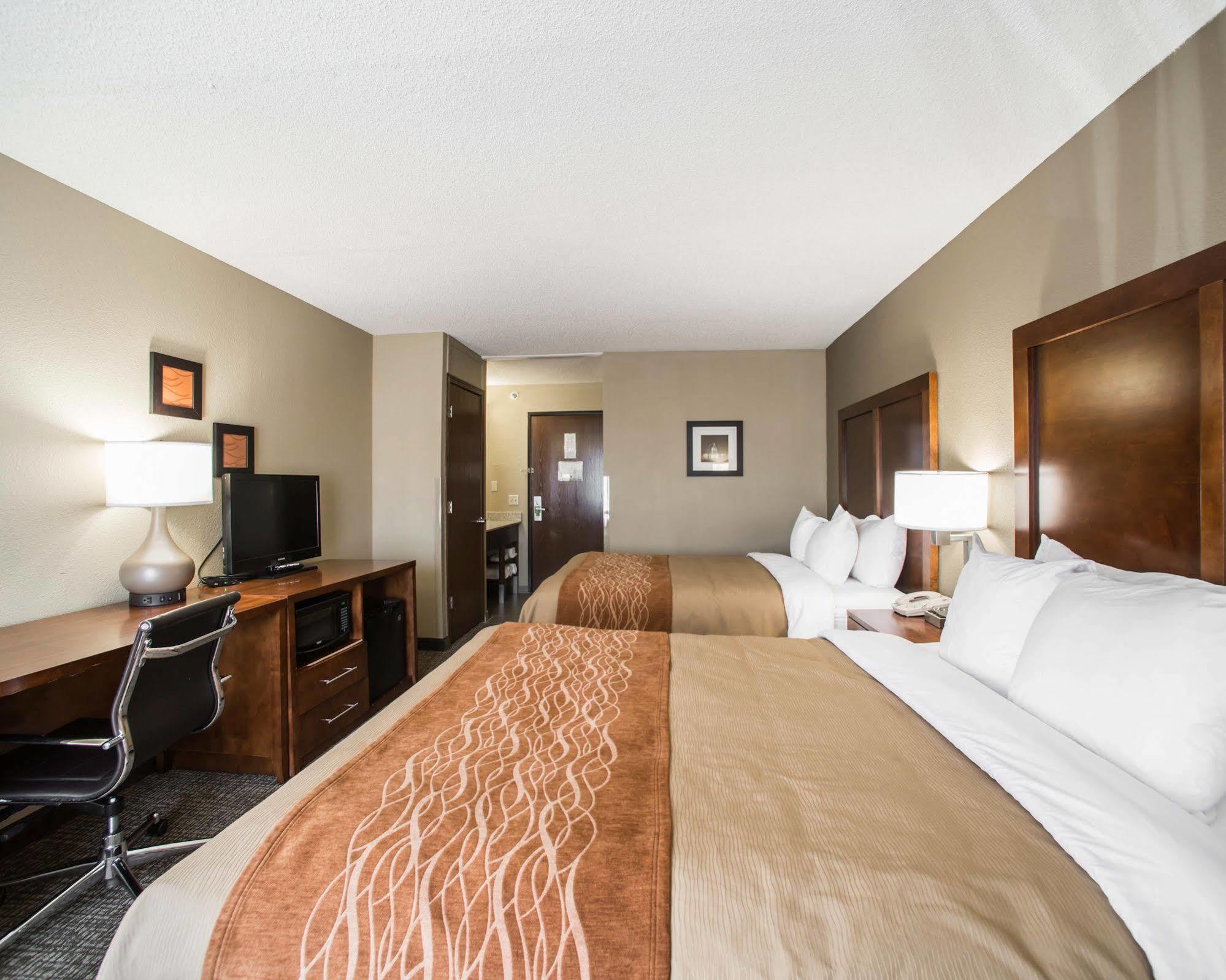 Comfort Inn & Suites St Louis-Hazelwood Exterior photo