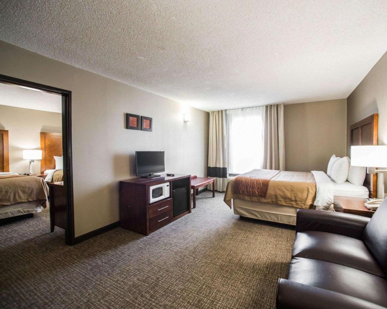 Comfort Inn & Suites St Louis-Hazelwood Exterior photo